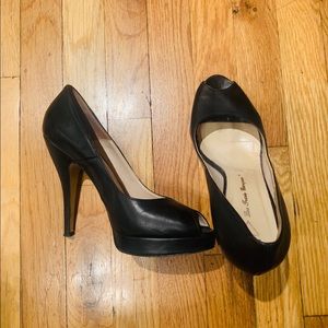 Open toe classic black pump.